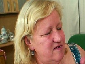 Geile Oma verführt einen jüngeren Typen