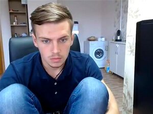Winsome boy hat spaß im gästezimmer und schießt sich vor der webcam