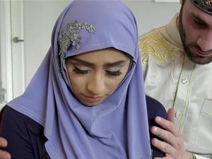 Heiße Süße im Hijab zieht sich aus und reitet das Männerfleisch