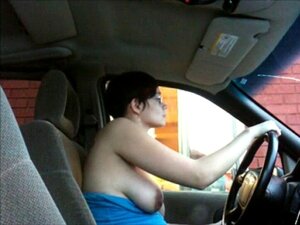 ESIBIZIONISMO PUBBLICO A DRIVE THROUGH. ESIBIZIONE PUBBLICA A DRIVE
