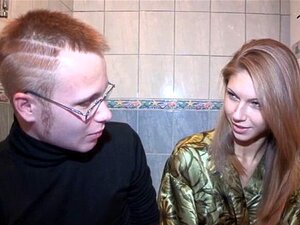 Süße heiße Braut spreizt ihre Beine weit und spürt, wie fett ihr