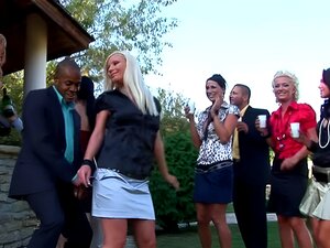 Versaute Gruppe steigt in eine freudige Sexparty mit cremigem Finish