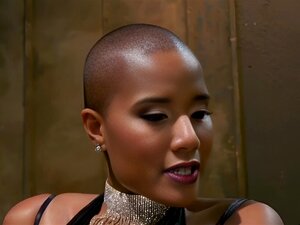 DEVILS WHORES - Nubische CFNM Domme Peitschen Blindfolded Sub im