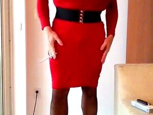 Big boob cross dresser röker röd klänning