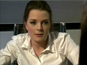 Sie beginnt damit, ihren angespannten Chef zu reiben und geht dann