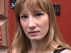 Erlebe, wie eine verführerische blonde Studentin ihre Unschuld für