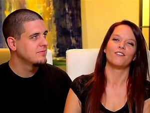 Swingerfrauen machen eine heiße Striptease-Babes-Gruppe