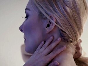 Geile blonde MILF Aaliyah Love gibt zu, dass sie beim Sex geknebelt