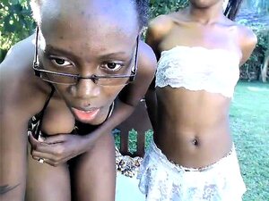 Zwei dunkelhäutige Süße zeigen ihre sexy Körper in der