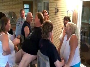 Reife BBW-Schlampen lutschen Schwanz in Gruppenspaß