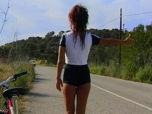 Süße Radfahrerin fickt einen guten Samariter