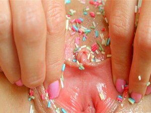 Givemepink Schlanke Süße fickt sich selbst mit Vibrator