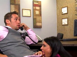 Grote tieten schoonheid op kantoor geneukt door CEO. Grote tieten