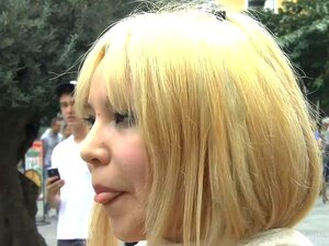 Japanische Schlampe wird gedemütigt und in Madrid zur Schau gestellt