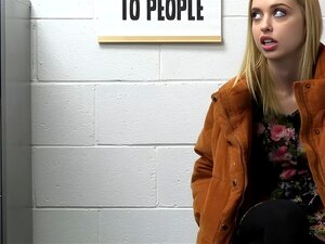  Sicherheitsbeamter Rusty Nails befragt frische Chloe Cherry, weil er