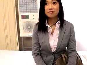 Söt småbröstad asiatisk tjej suger och knullar lycklig kille