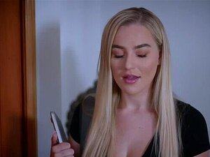 Запањујућа плавуша Блејк Блосом