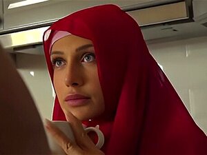 Verführerisches muslimisches Mädchen im Hijab tut alles für ein