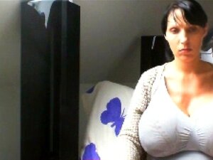 Heiße Brünette versteckt ihre riesigen Titten. Heiße Brünette