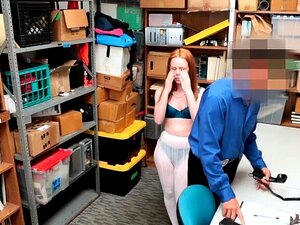 Ausländische Rothaarige Süße wird von Sicherheitskräften mit