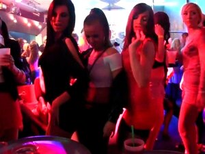 Meisjes die geil worden op de dansvloer