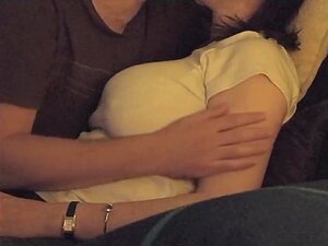 Sucer les gros seins lactants d'une MILF,