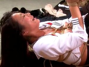 Qualvolle Sexsklavin-Muschi mit BDSM-Maschinen, Strom und Schmerz