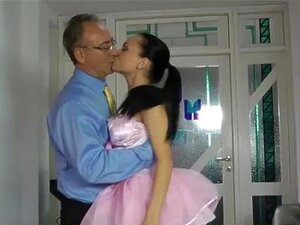 Sexy Ballerina lutscht alten Mann ab