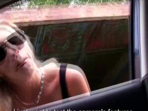 Kuuma blondi liftari Alena on epätoivoinen saada kyydin