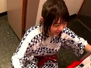 Charmante flachbrüstige asiatische Süße mit heißem