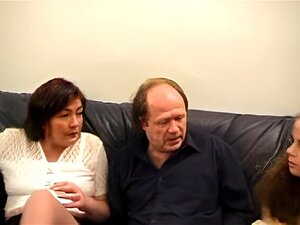 Tauche ein in die Leidenschaft, wenn eine üppige Schönheit die