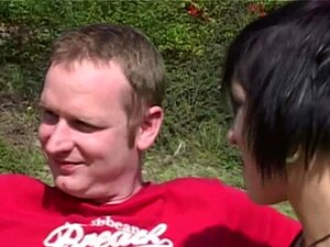Glücklicher pinker Prügel fickt nicht zwei Stiefschwestern im Park