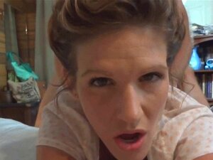 Zierliche MILF Jolene in Höschen und lässt sich ihre Muschi ficken.