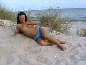 Koskettaen itseäni rannalla, menin julkiselle rannalle nauttimaan