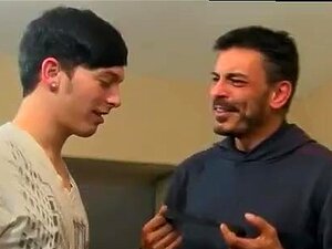 Ragazzo gay urla quando il suo spot ha colpito il porno. Il patrigno