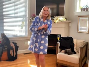 65-jährige Oma zeigt ihren roten Gürtel auf YouTube