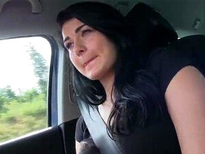 Süße brünette Babe dankt ihrem fremden Retter, der schnellste Weg,