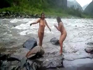 2992477 twee Indiase rijpe vrouwen baden naakt in de rivier