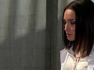 Staatsdoktor Gabriella Paltrova wird zum schwarzen Gefangenen Rob