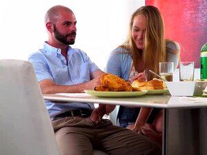 Alyssa Cole flirtet und fickt mit einem heißen Besucher. Alyssa Cole