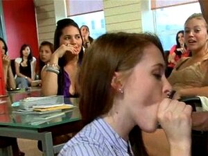 College-Mädchen wird gefickt