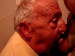Cuckold bläst im Badezimmer