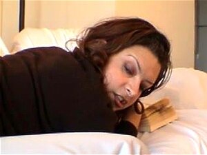 Ebony Milf i strumpbyxor ger en handjob,