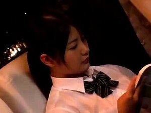 Une mignonne japonaise se fait doigter à la clinique