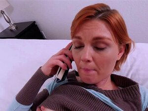 Milf rossa si masturba mentre tiene una conversazione telefonica. Milf