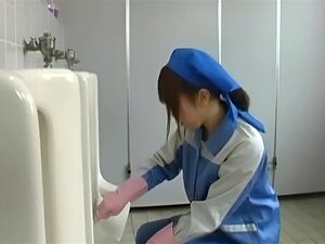 Asiatische Schönheit putzt das Männerzimmer Teil 2