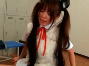 Une écolière japonaise se fait baiser la chatte par un prof en