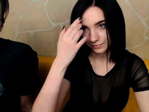 Geile, schöne Sklavin mit großen Titten, die zusammen gefesselt