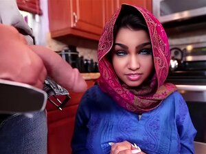 Verrückte busty arabische Süße bekommt ihre Muschi mit einer