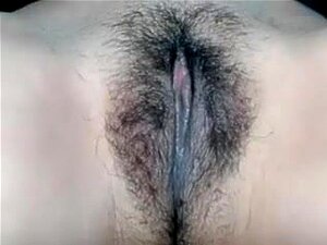 Ich streichle meinen Körper in einem Amateur-Porno-Videoclip. Da ich
